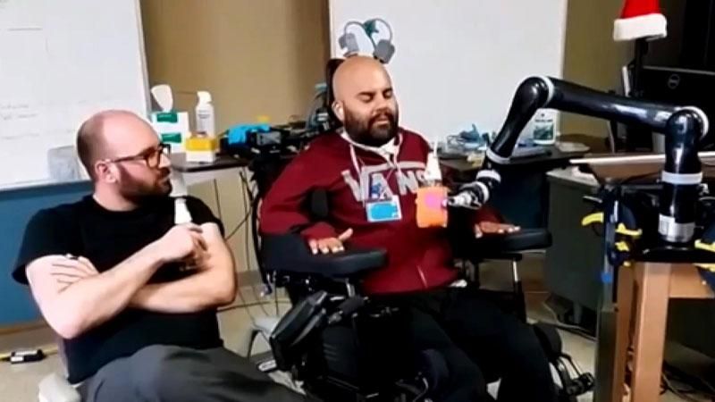 Парализованный мужчина управляет искусственной рукой силой мысли Парализованный мужчина управляет искусственной рукой силой мысли