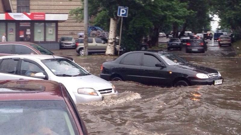 Последствия мощного ливня в Днепропетровске: затоплены улицы и километровые пробки