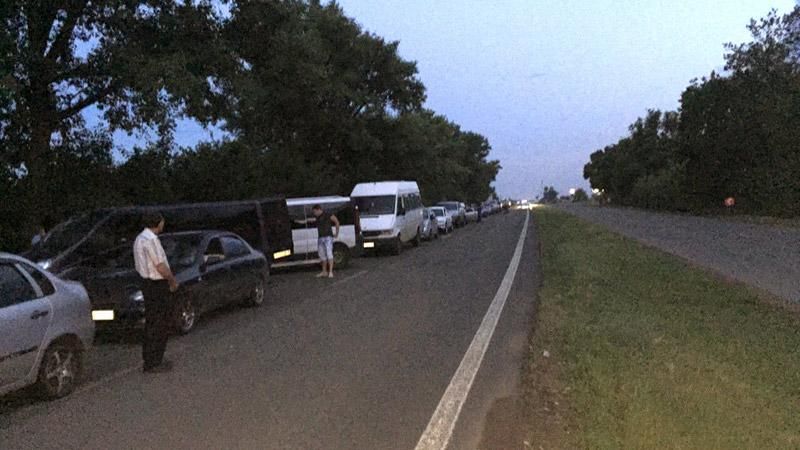 Километровые очереди из оккупации: люди вынуждены жить на трассе Километровые очереди из оккупации: люди вынуждены жить на трассе
