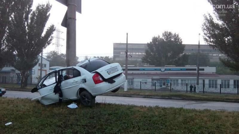 Авто влетело в столб: машину разорвало почти пополам