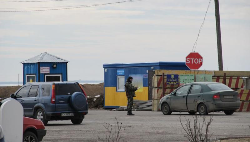 Крымчанам рассказывают, что "киевская хунта" не пускает украинцев отдыхать в Крыму