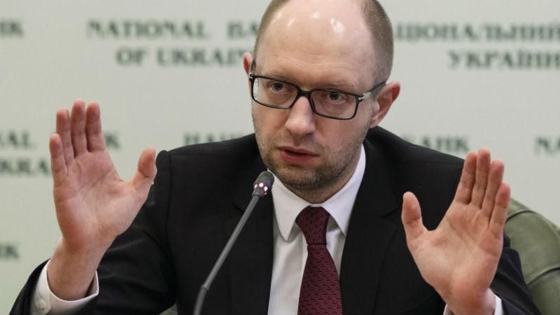 Яценюка "допитали" і попросили повернути вкрадене