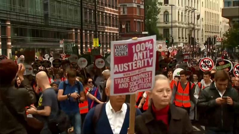 Люди вийшли на вулиці Лондона проти уряду