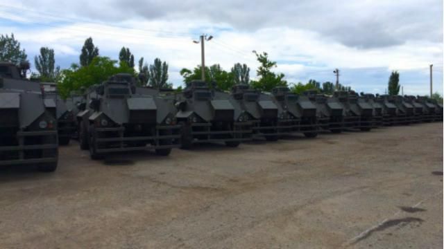 В Україну прибули півсотні бронемашин "Saxon" В Україну прибули півсотні бронемашин "Saxon"