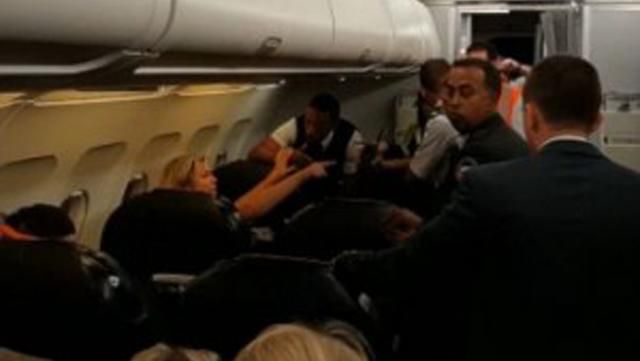 Пьяная россиянка устроила скандал полицейским во Франции: Путин вас убьет Пьяная россиянка устроила скандал полицейским во Франции: Путин вас убьет