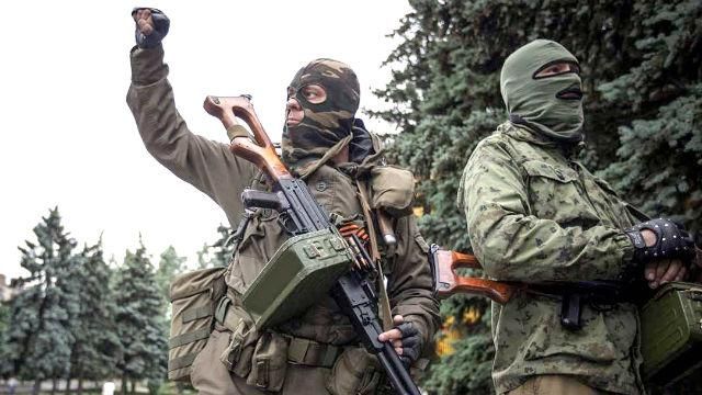 Боевики празднуют "День верности республике", избивая местных жителей Боевики празднуют "День верности республике", избивая местных жителей