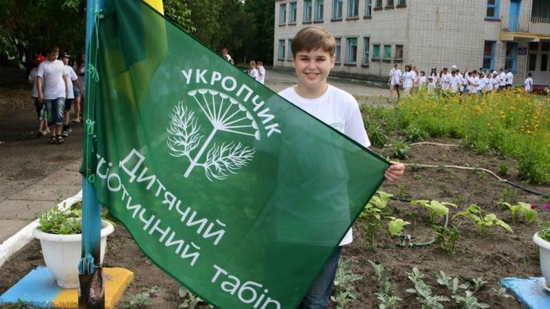 Маленькие "укропчики": открыли детский патриотический лагерь Маленькие "укропчики": открыли детский патриотический лагерь