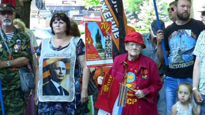 Севастопольці на мітингу погрожували "визволити" Київ