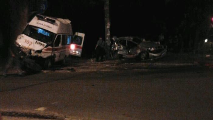 "Скорая" с бойцами "Азова" попала в ДТП в Мариуполе "Скорая" с бойцами "Азова" попала в ДТП в Мариуполе