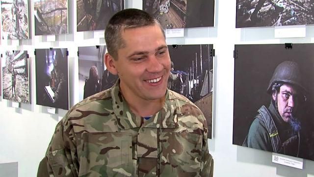 Корреспондент Лос-Анджелес Таймс устроил благотворительный аукцион для украинских бойцов Корреспондент Лос-Анджелес Таймс устроил благотворительный аукцион для украинских бойцов