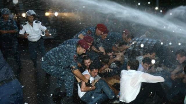 "Майдан" у Вірменії: затримано близько 250 протестувальників "Майдан" у Вірменії: затримано близько 250 протестувальників