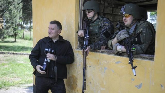 Аваков призвал легализовать добычу янтаря Аваков призвал легализовать добычу янтаря