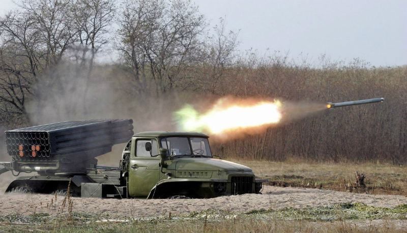 Боевики из "Градов" обстреляли строителей, которые возводят фортификационные сооружения