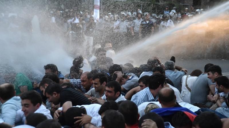 Водометы и десятки раненых: "майдан" в Армении Водометы и десятки раненых: "майдан" в Армении