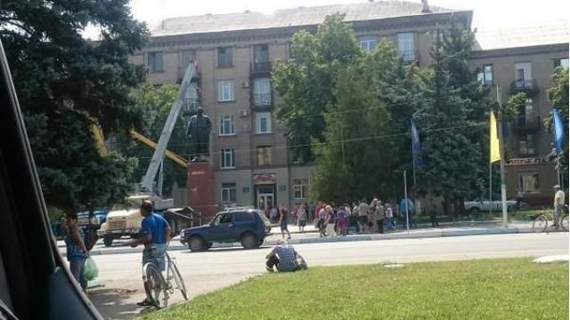 Ленін міцно "вчепився" у монумент: комунальники мучилися кілька годин 