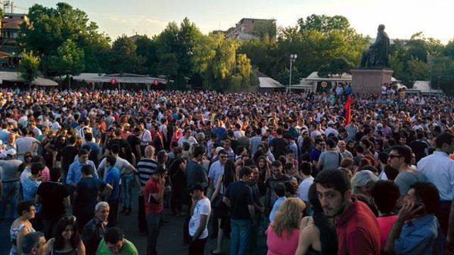 У Єревані на площі Свободи продовжуються протести (Онлайн)
