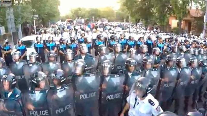 "Майдан" у Вірменії: активісти збудували барикади "Майдан" у Вірменії: активісти збудували барикади