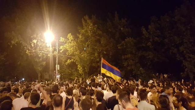 На вірменському "Майдані" з'явились українські прапори і зайшла мова про намети
