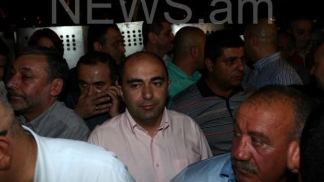 У Вірменії депутати "живим щитом" відгородили активістів У Вірменії депутати "живим щитом" відгородили активістів