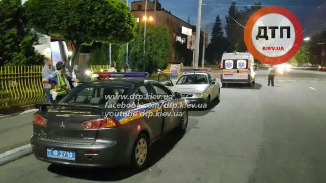 Дивна ДТП у Києві. П’яний пішохід "врізався" в авто Дивна ДТП у Києві. П’яний пішохід "врізався" в авто