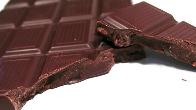 "Галантный" преступник ограбил банк и оставил кассиру шоколадку