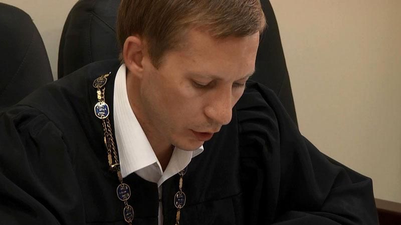 Яценюка тягнуть до суду через корупцію