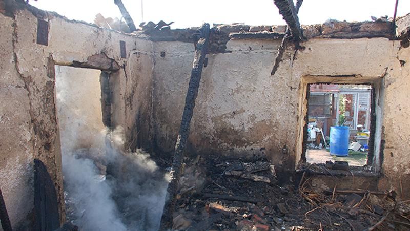 Жінка врятувала від пожежі трьох дітей, але сама зі ще однією дитиною загинула Жінка врятувала від пожежі трьох дітей, але сама зі ще однією дитиною загинула