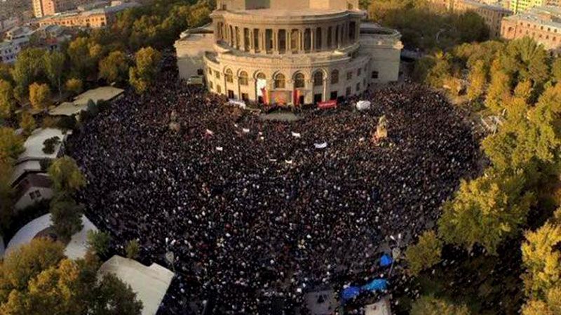 У Вірменії піднявся "Автомайдан" У Вірменії піднявся "Автомайдан"