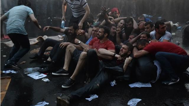 Разгоном "Майдана" в Армении руководили из Кремля, — международный правозащитник Разгоном "Майдана" в Армении руководили из Кремля, — международный правозащитник