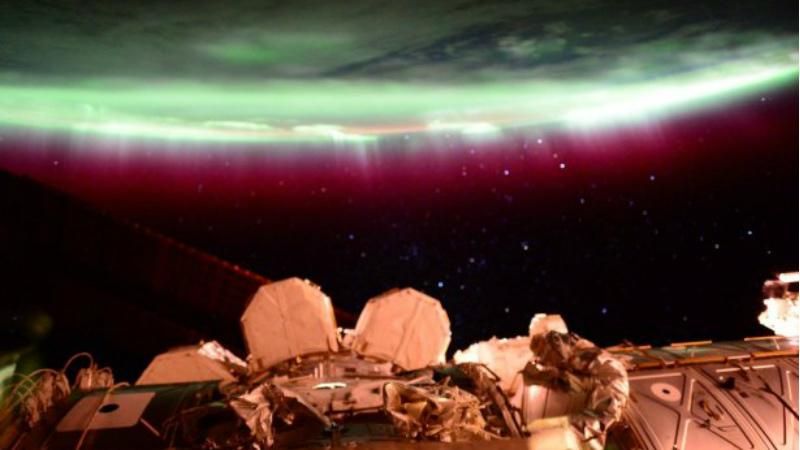 Казкові кольори на небі: північне сяйво накрило Землю Казкові кольори на небі: північне сяйво накрило Землю