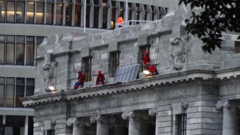 Активісти Greenpeace мітингували на будинку парламенту Активісти Greenpeace мітингували на будинку парламенту