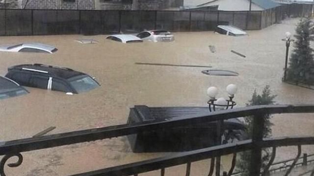 Суровая стихия: центральную часть Сочи залило водой Суровая стихия: центральную часть Сочи залило водой
