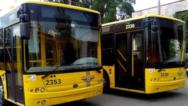 Києвом їздять тролейбуси "у вишиванках" Києвом їздять тролейбуси "у вишиванках"