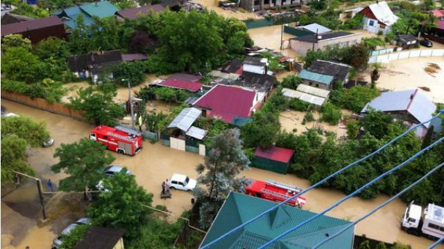 Прилетіли і відразу попливли: реакція соцмереж на масштабну повінь в Сочі Прилетіли і відразу попливли: реакція соцмереж на масштабну повінь в Сочі