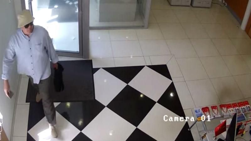 Відео дня. Як "галантний" злочинець пограбував банк Відео дня. Як "галантний" злочинець пограбував банк