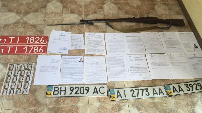 У голови Апеляційного суду знайшли зброю та секретні документи У голови Апеляційного суду знайшли зброю та секретні документи