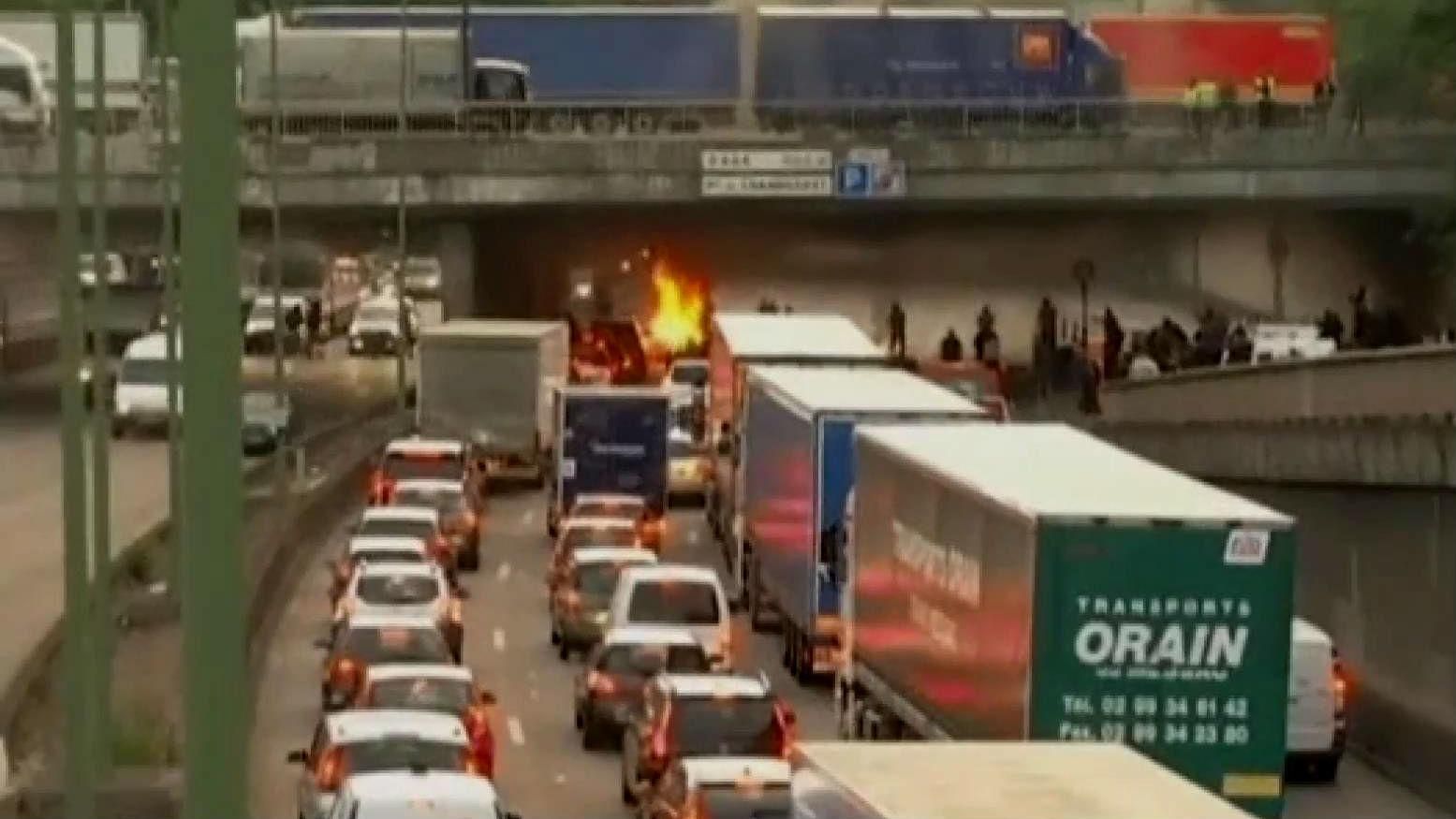 Во Франции свои баррикады и подожженые шины Во Франции свои баррикады и подожженые шины