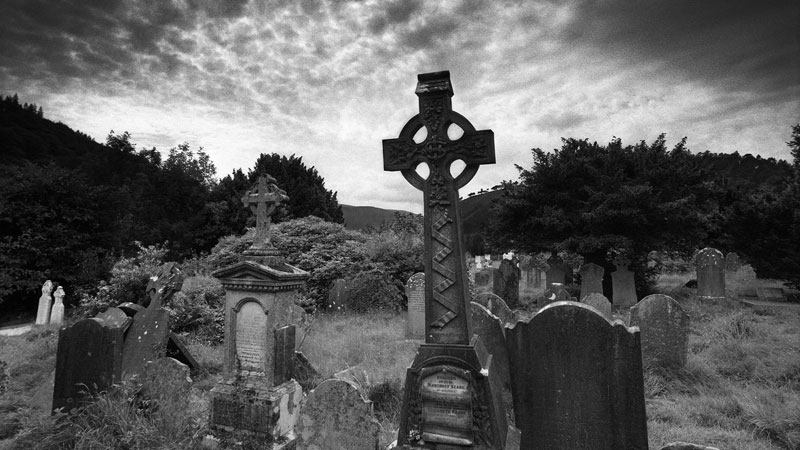 Российский наркодилер прятал героин в могилах