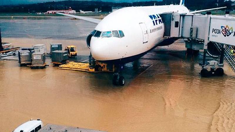 Злива перетворила аеропорт Сочі на море: рейси скасовані