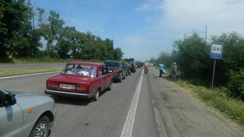 Оккупированному Донецку открыли проезд в Украину. На дорогах — огромные очереди