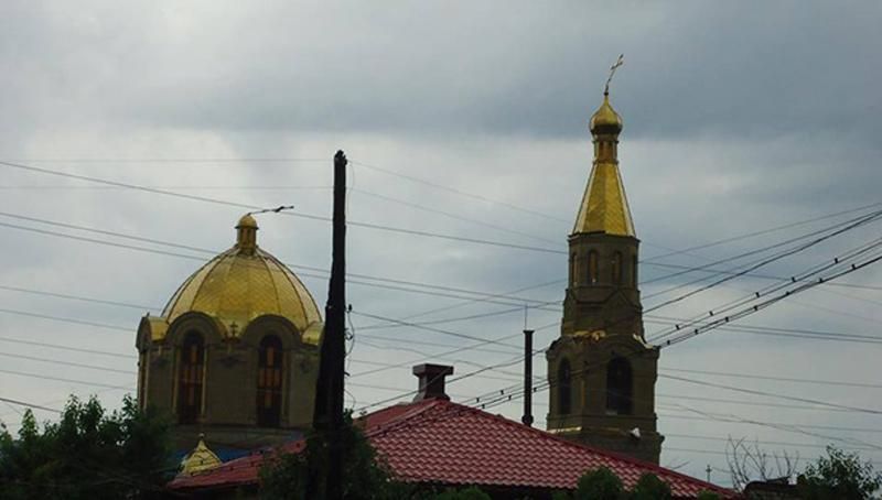 Фотофакт: Шторм погнул кресты в Луганске