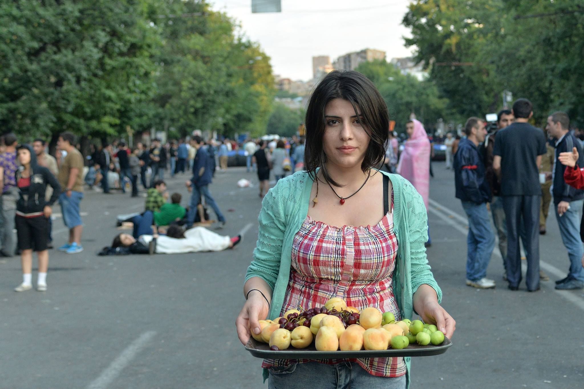 Как протестуют армяне: танцы, музыка, дети, сладости