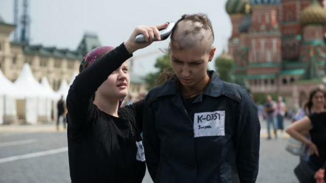 В Москве задержали активистку за "публичное бритье головы" В Москве задержали активистку за "публичное бритье головы"