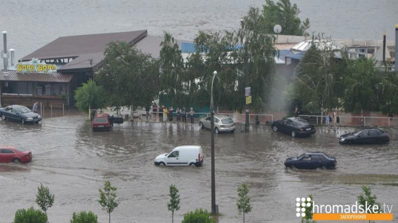 Повінь дісталась Запоріжжя: машини "плавають" на дорогах Повінь дісталась Запоріжжя: машини "плавають" на дорогах
