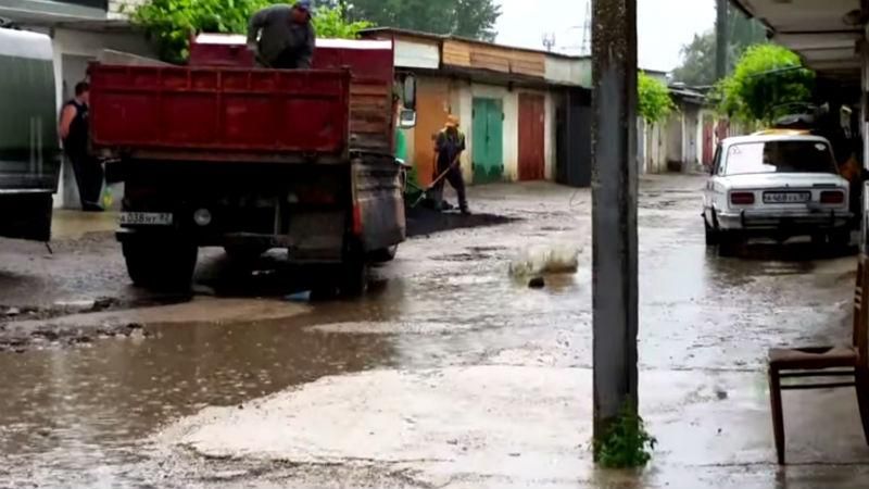 І в сніг і в дощ. У Криму латають дороги, незважаючи на зливу