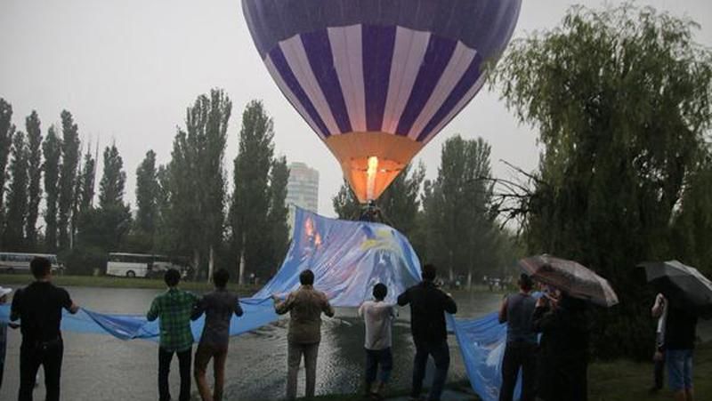 У Криму дощ не дозволив окупантам провести свято для кримських татар У Криму дощ не дозволив окупантам провести свято для кримських татар