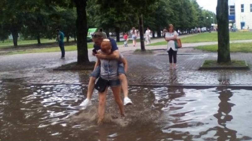 В Харькове после мощного ливня улицы превратились в каналы с водой