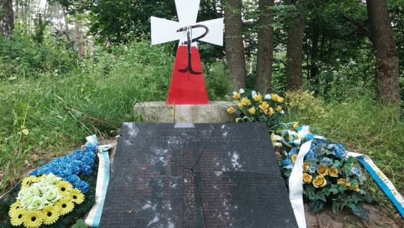 В Польше уничтожили памятные знаки воинам УПА В Польше уничтожили памятные знаки воинам УПА