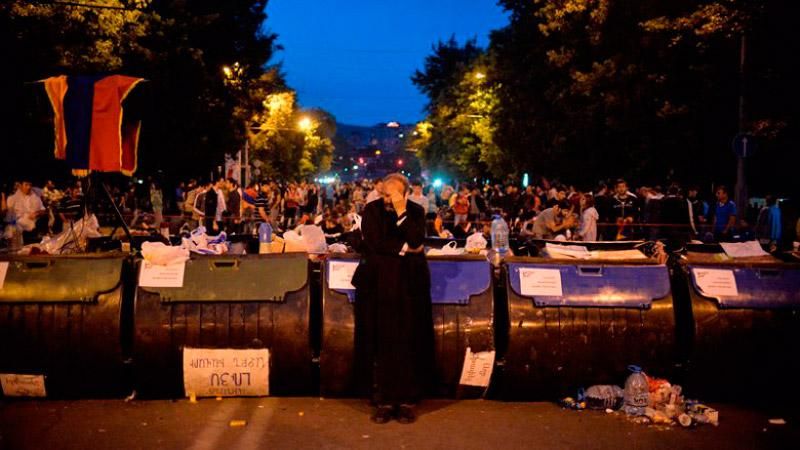 "Майданне" дежавю у Єревані: квіти для поліції і молитва проти сили