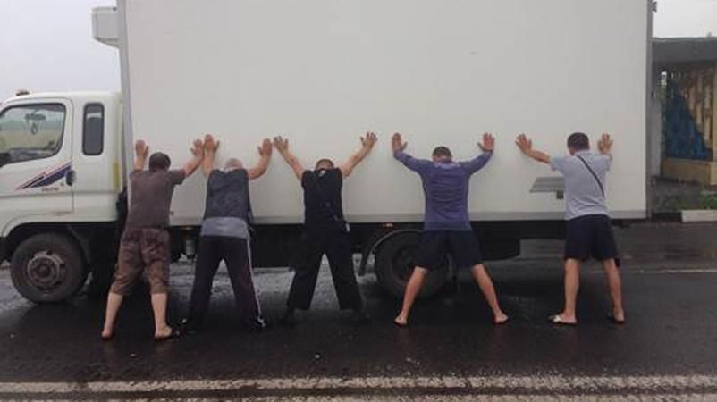 До терористів "ДНР" не впустили м'ясо і ліки з України До терористів "ДНР" не впустили м'ясо і ліки з України